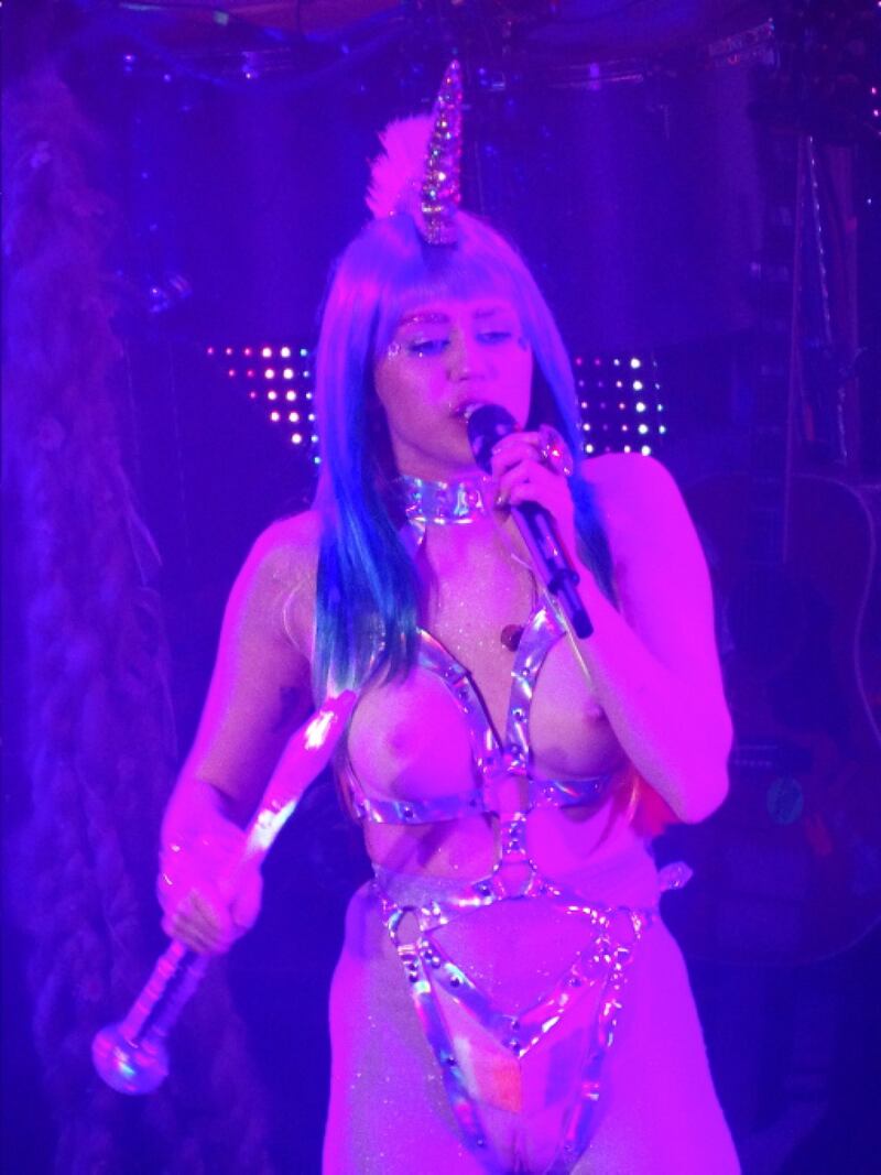 Miley Cyrus chiude il tour con Pamela Anderson 31