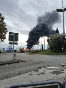 Rogo di Calenzano, il fumo e i danni causati dall'onda d'urto a centinaia di metri di distanza 1