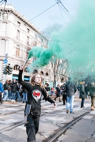 Ambientalisti di Fridays for Future attraversano Milano in corteo 4
