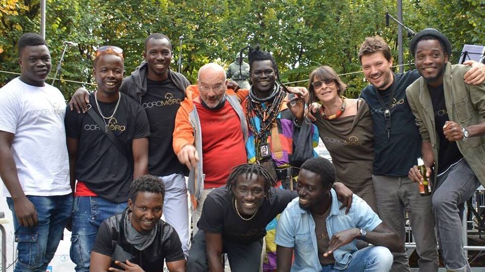 Il coro di migranti riscrive "Oh mia bela Madunina". E le chiedono "facci avere i documenti"