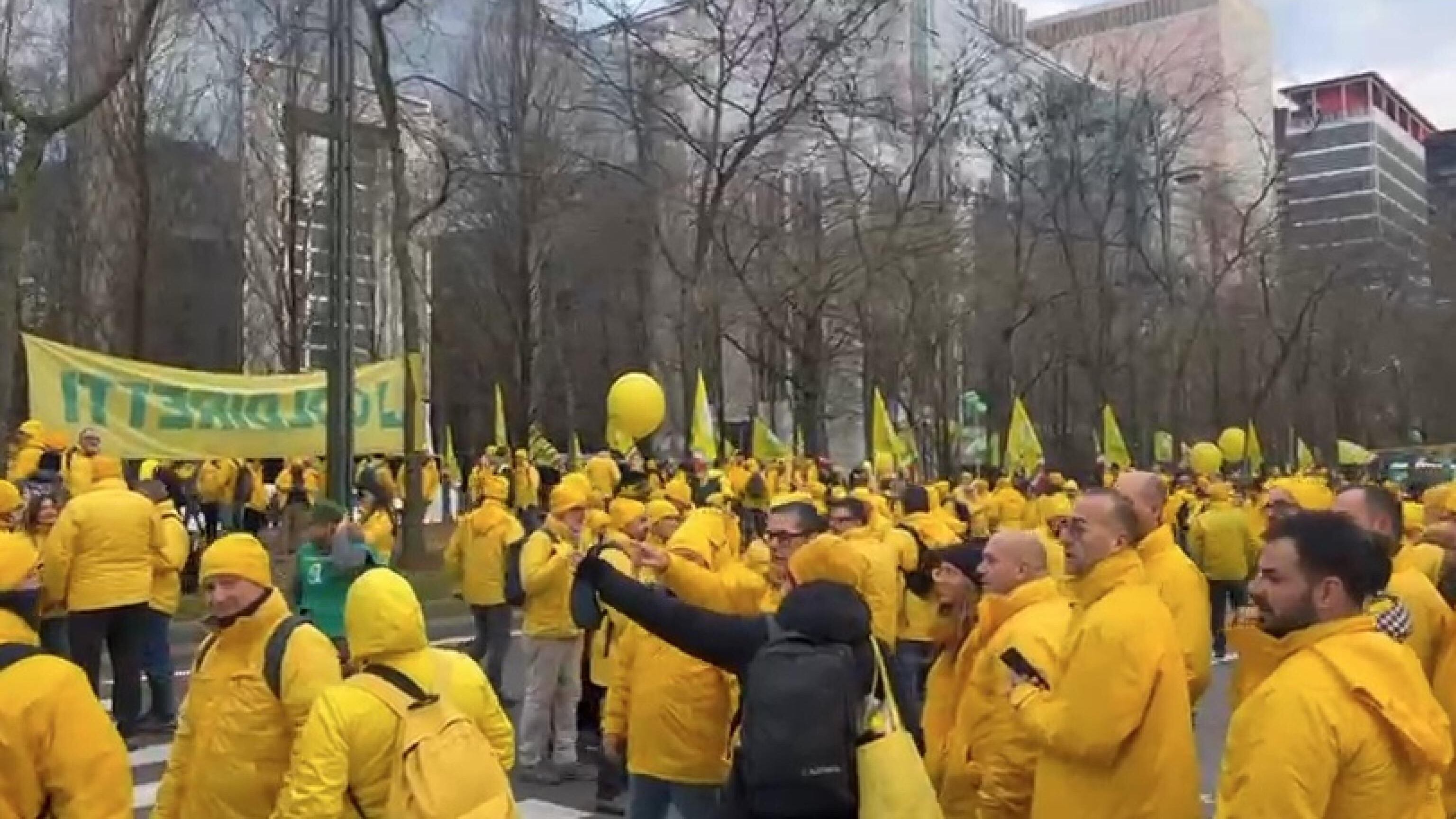 La marcia dei trattori contro il Mercosur. Protesta a Bruxelles. E la firma slitta