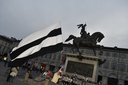 Juventus, anche i tifosi fanno festa: ecco tutte le immagini 4