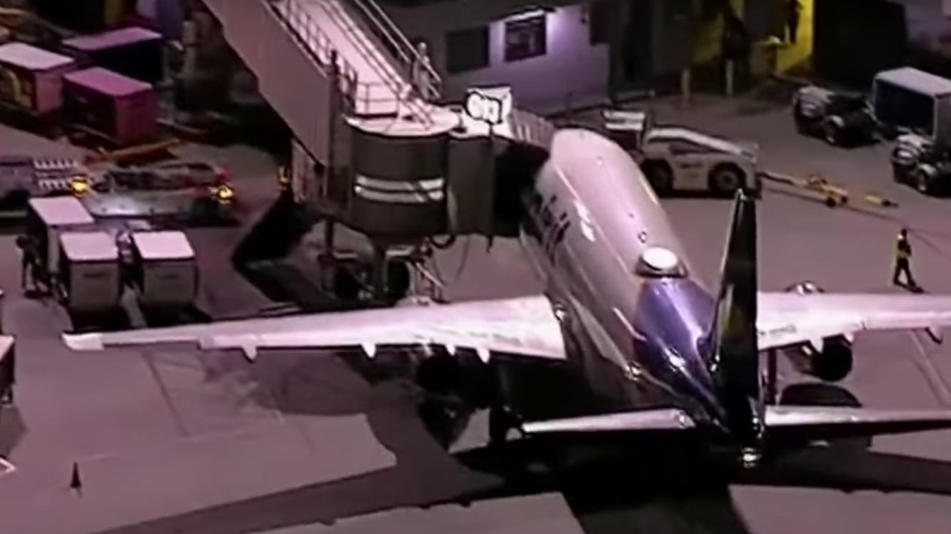 Usa, orrore in volo: trovati due cadaveri nel vano carrello di un aereo