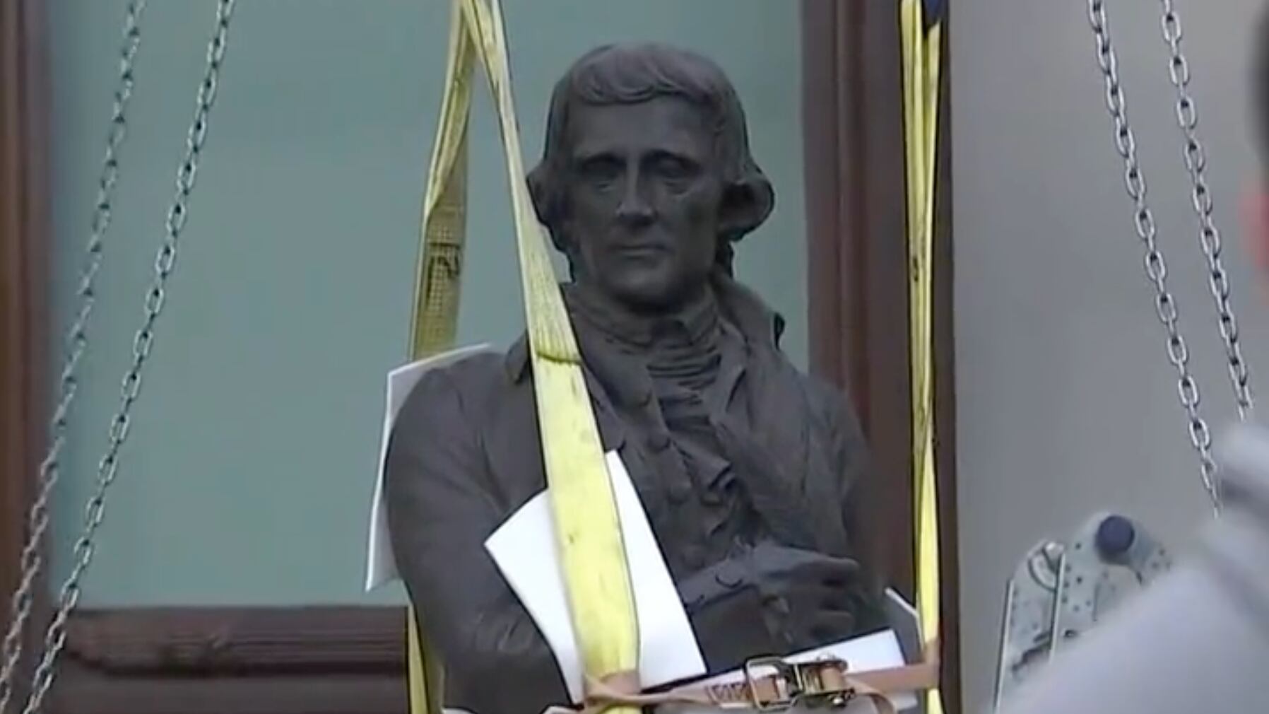 Altra vittima del politically correct: a New York rimossa la statua di Jefferson