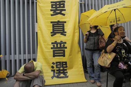 Hong Kong scende in piazza un anno dopo 17