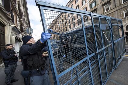 Roma blindata, la polizia usa le gabbie 5