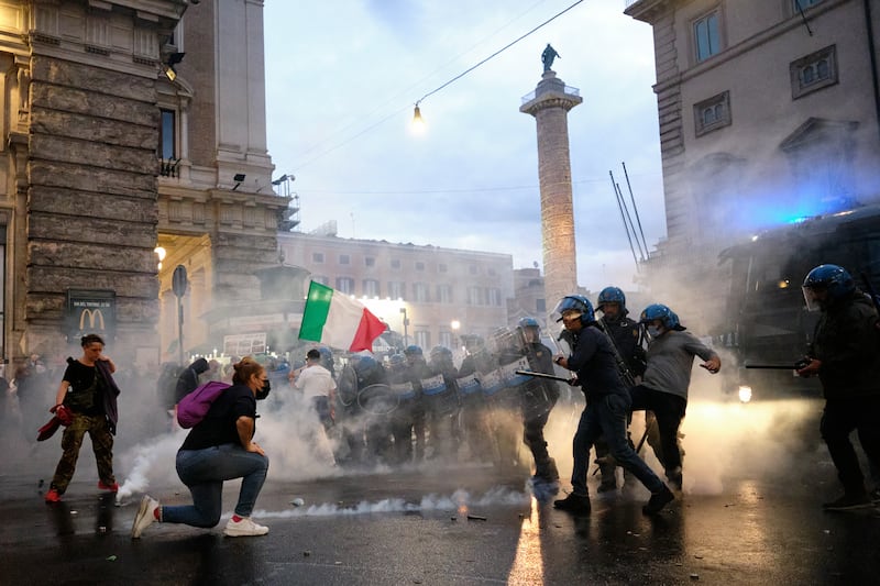 Roma, presidio davanti alla sede della CGIL di Corso d'Italia 10