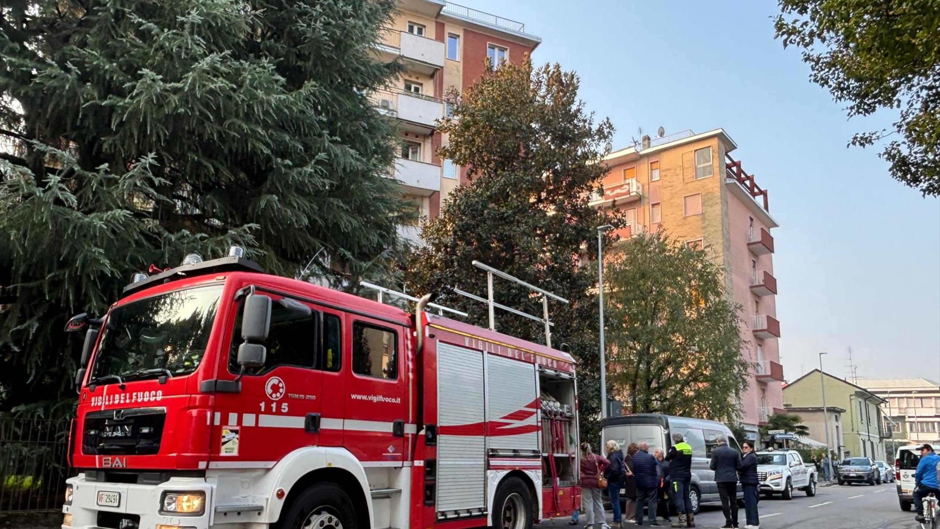 Dà fuoco alla sua stanza all'alba. Morto in casa insieme ai genitori