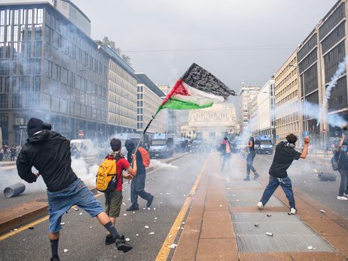 Milano, la violenza contro la polizia