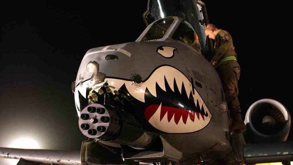 Gli A-10 tornano a colpire in Siria: così i Warthog Usa danno la caccia ai resti dell’Isis