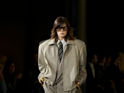 Saint Laurent e la femminilità che supera i confini della divisa degli uomini di potere
