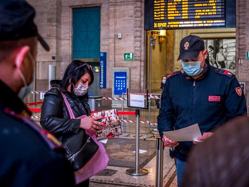 Milano, code e controlli in stazione Centrale