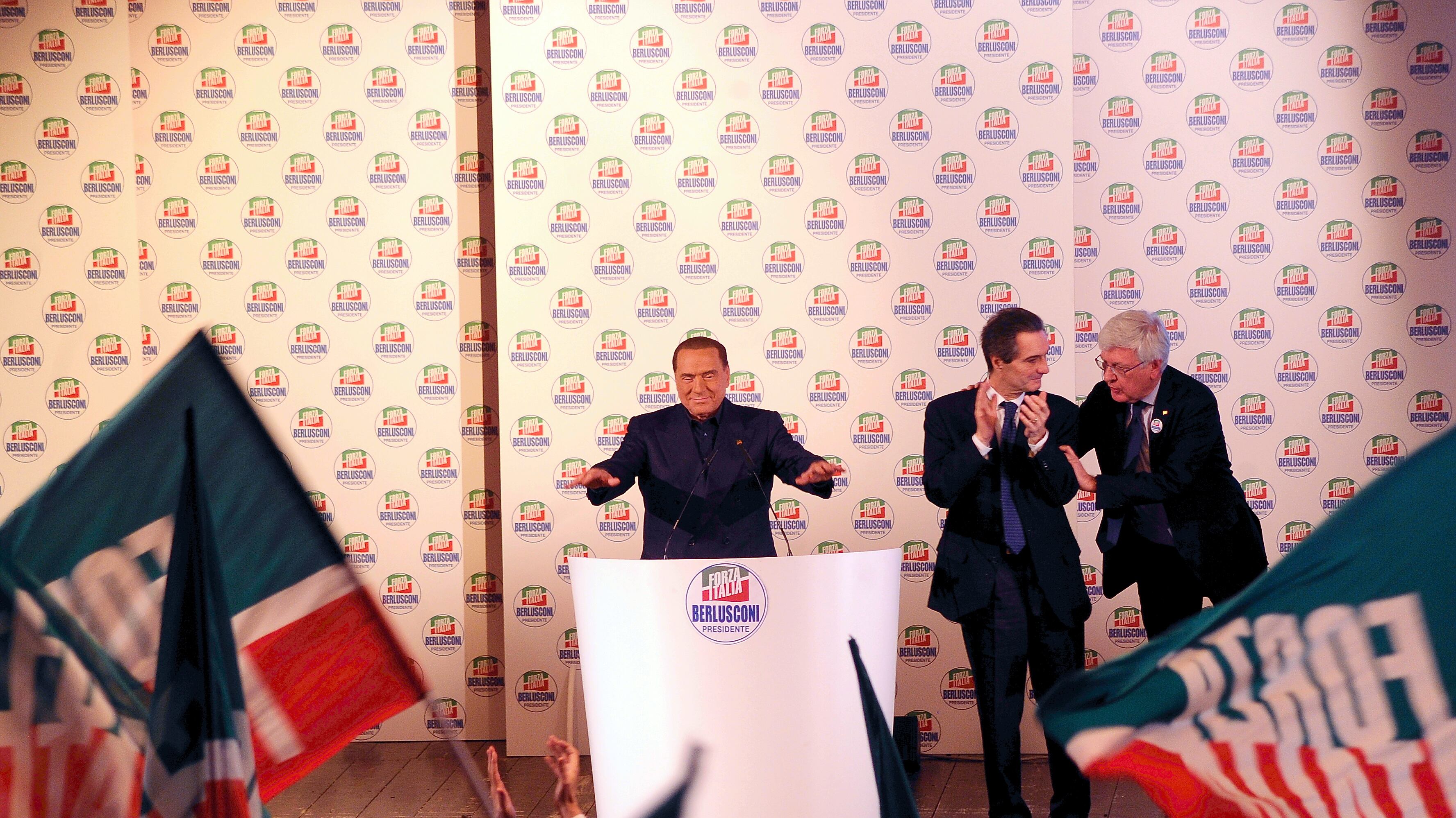 Berlusconi contro la setta M5S: "Prende ordini da un pluricondannato"