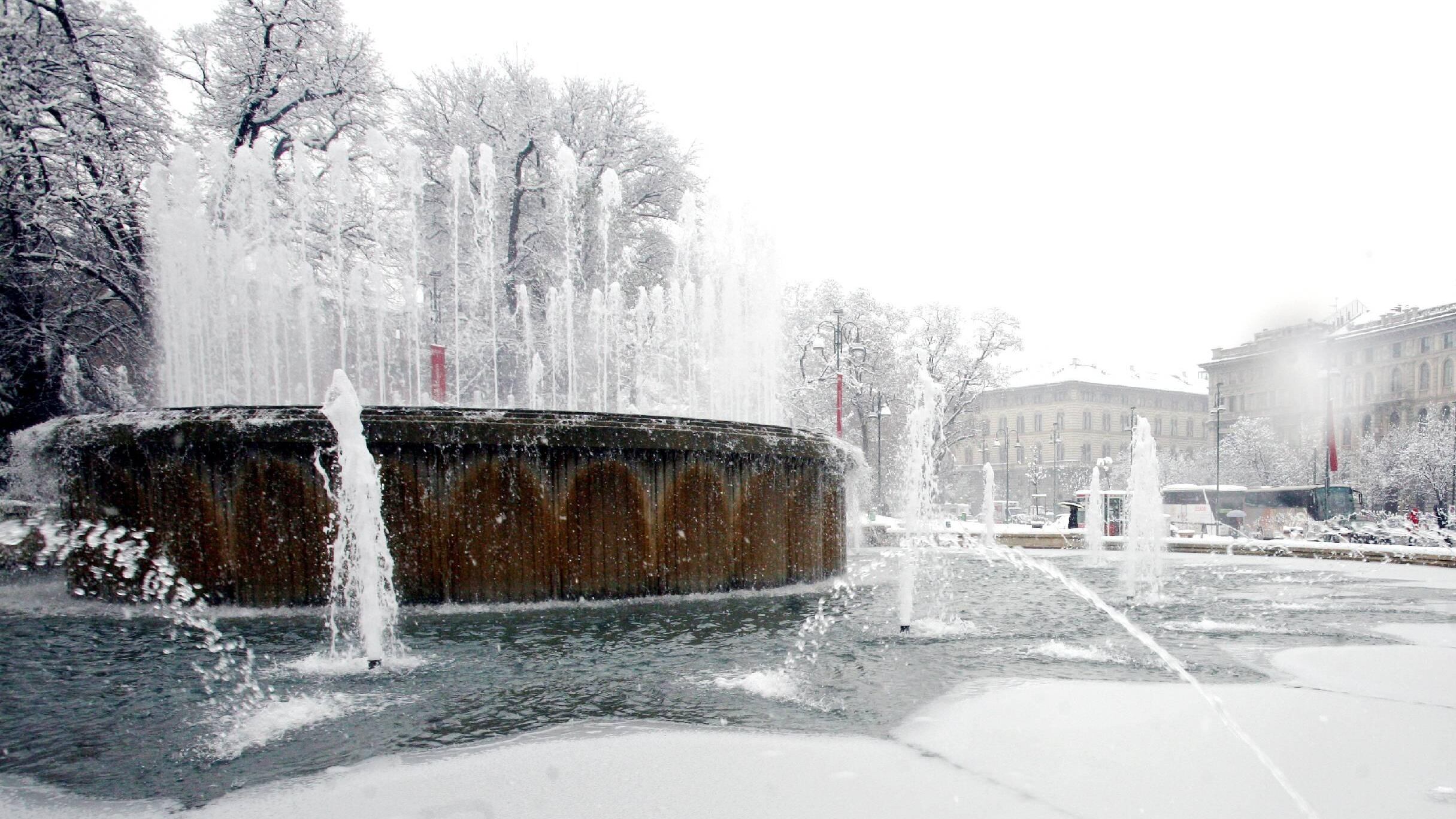 Cadono 14 centimetri di neve Code, ritardi e voli cancellati