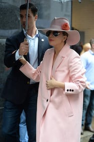 Lady Gaga, la regina dei look stravaganti: eccola con gli shorts striminziti 4