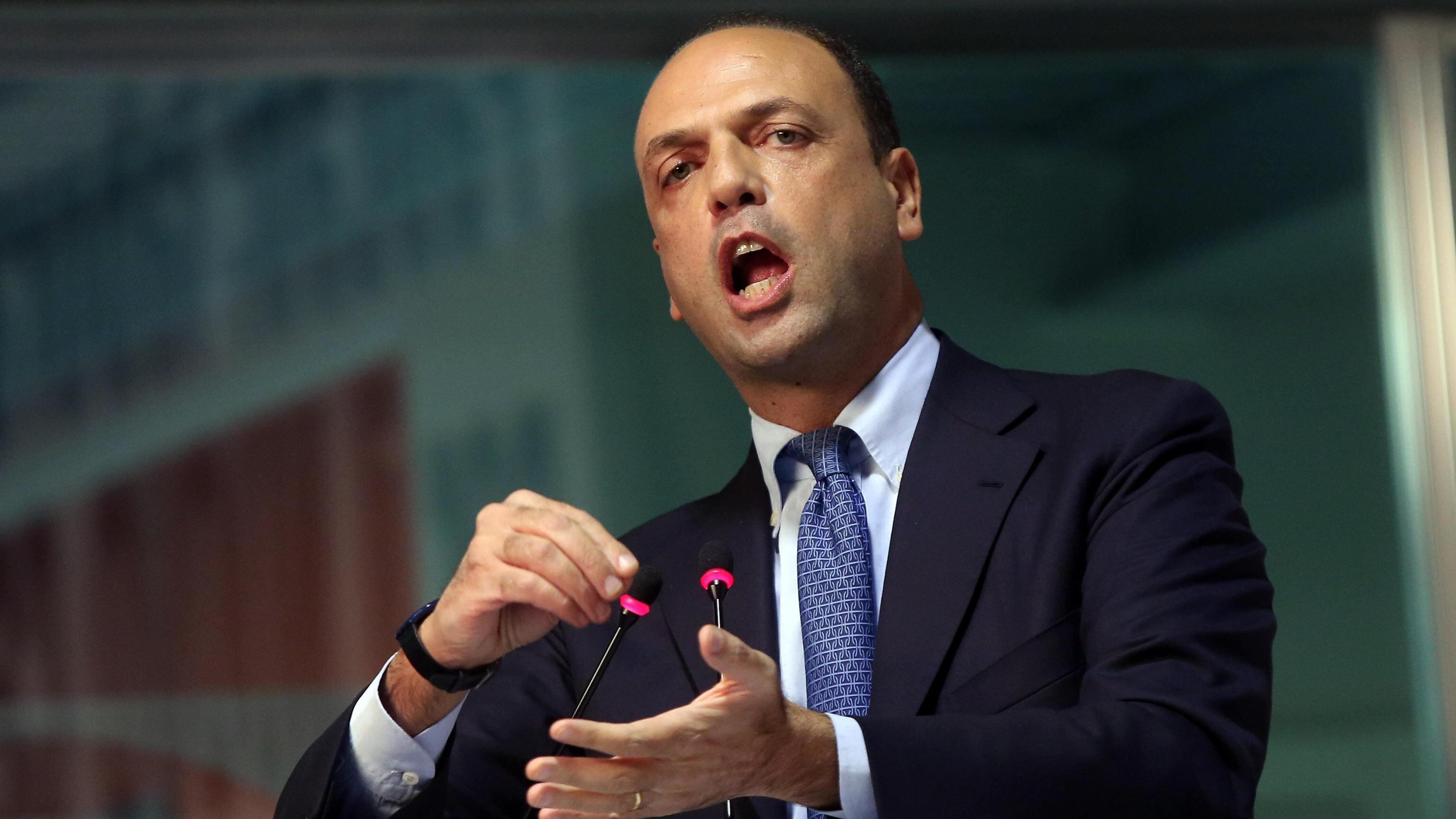 Rimpasto governo, Alfano: "Letta se ne assuma l'onere"