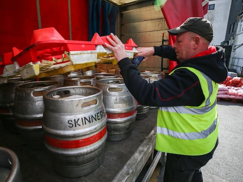 E Londra riapre i pub: "Riprendiamoci la vita"