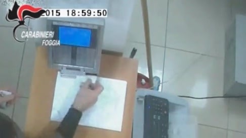 Furbetti del cartellino a Foggia: 10 badge timbrati da un dipendente