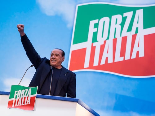 Berlusconi sorprende i suoi: nessun veto a Matteo premier