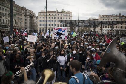 Manifestazioni e incidenti in Francia: le immagini delle proteste 6
