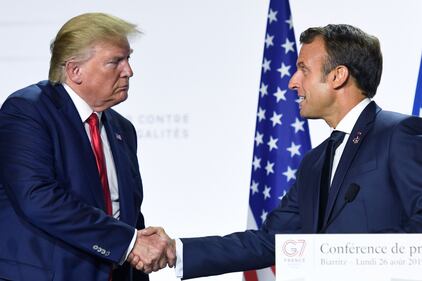 A Biarritz stretta di mano tra Macron e Trumo  8