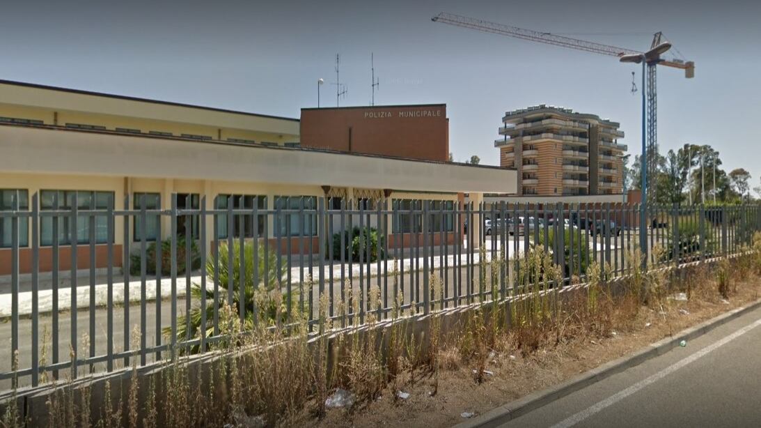 Ubriaco al volante, romeno aggredisce i poliziotti