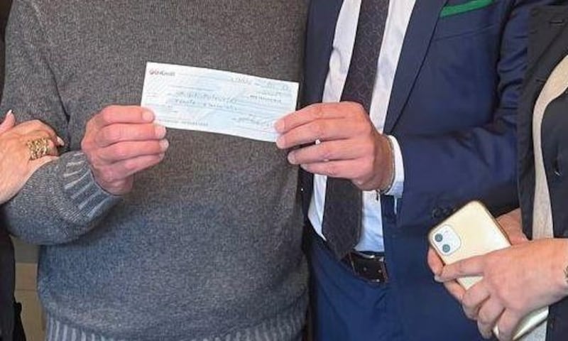 Assegno Ciocca a pensionato che ha riparato buca
