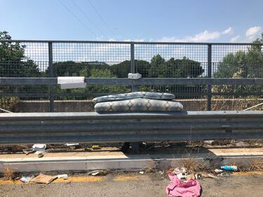 Roma, centinaia di migranti accampati in strada dopo lo sgombero dei palazzi occupati 7