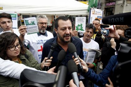 Milano, antagonisti attaccano Salvini 10