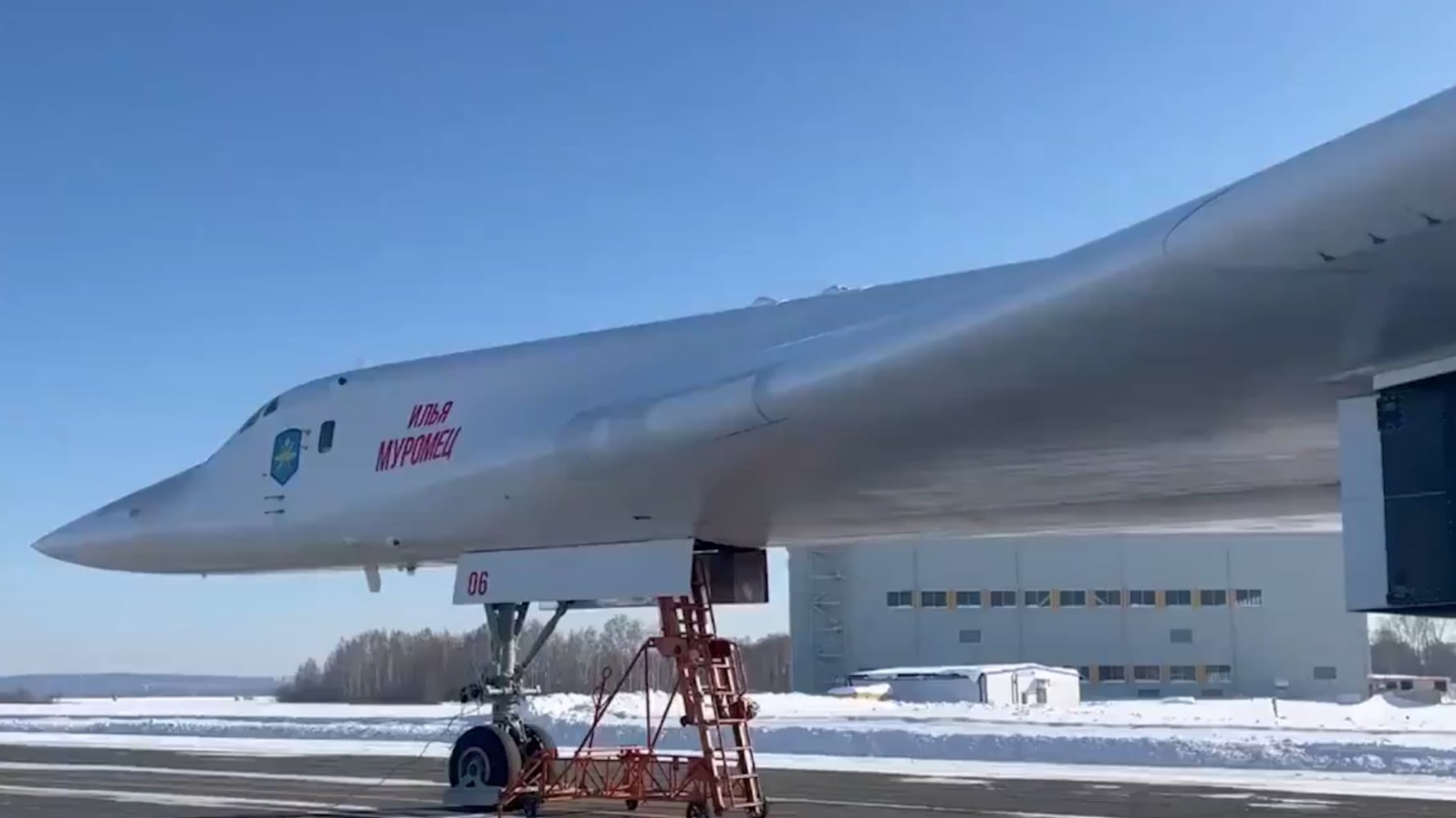Putin vola sul nuovo bombardiere nucleare: l'ultimo messaggio dello Zar
