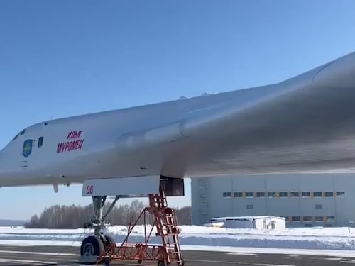 Putin vola sul nuovo bombardiere nucleare: l'ultimo messaggio dello Zar