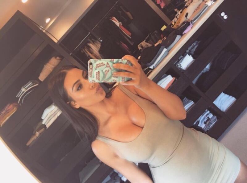 Kim Kardashian, vitino di vespa su Instagram 6