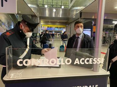 I controlli dei carabinieri alla stazione Termini dopo la promulgazione del decreto di Conte 6