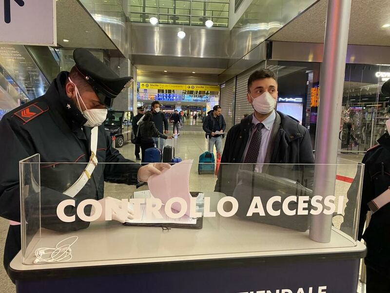 I controlli dei carabinieri alla stazione Termini dopo la promulgazione del decreto di Conte 6