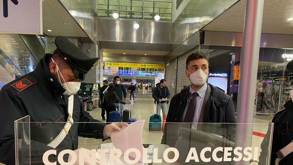 Senza green pass si barrica nel bagno del treno. Caos a Termini