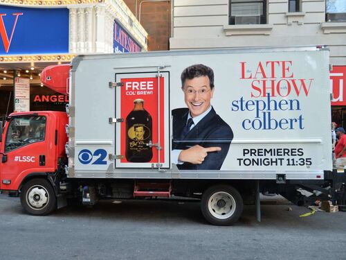 Colbert debutta in tv nel dopo Letterman. Ospiti Clooney e Jeb Bush