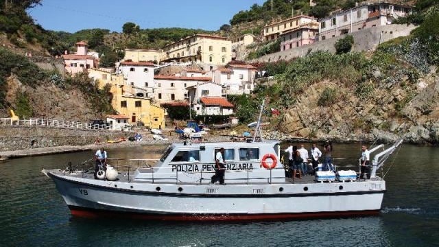 Livorno, detenuti portati al mare. E i poliziotti fanno i "bagnini"