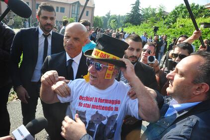 All'arrivo di Berlusconi parte la contestazione 4