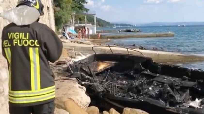Trieste, barca in fiamme si schianta sulla riva: panico tra i bagnanti
