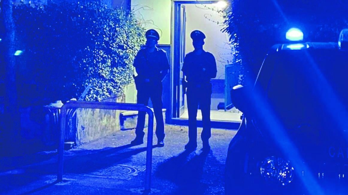 Ispettore di Polizia ucciso in casa: fermato il figlio della compagna