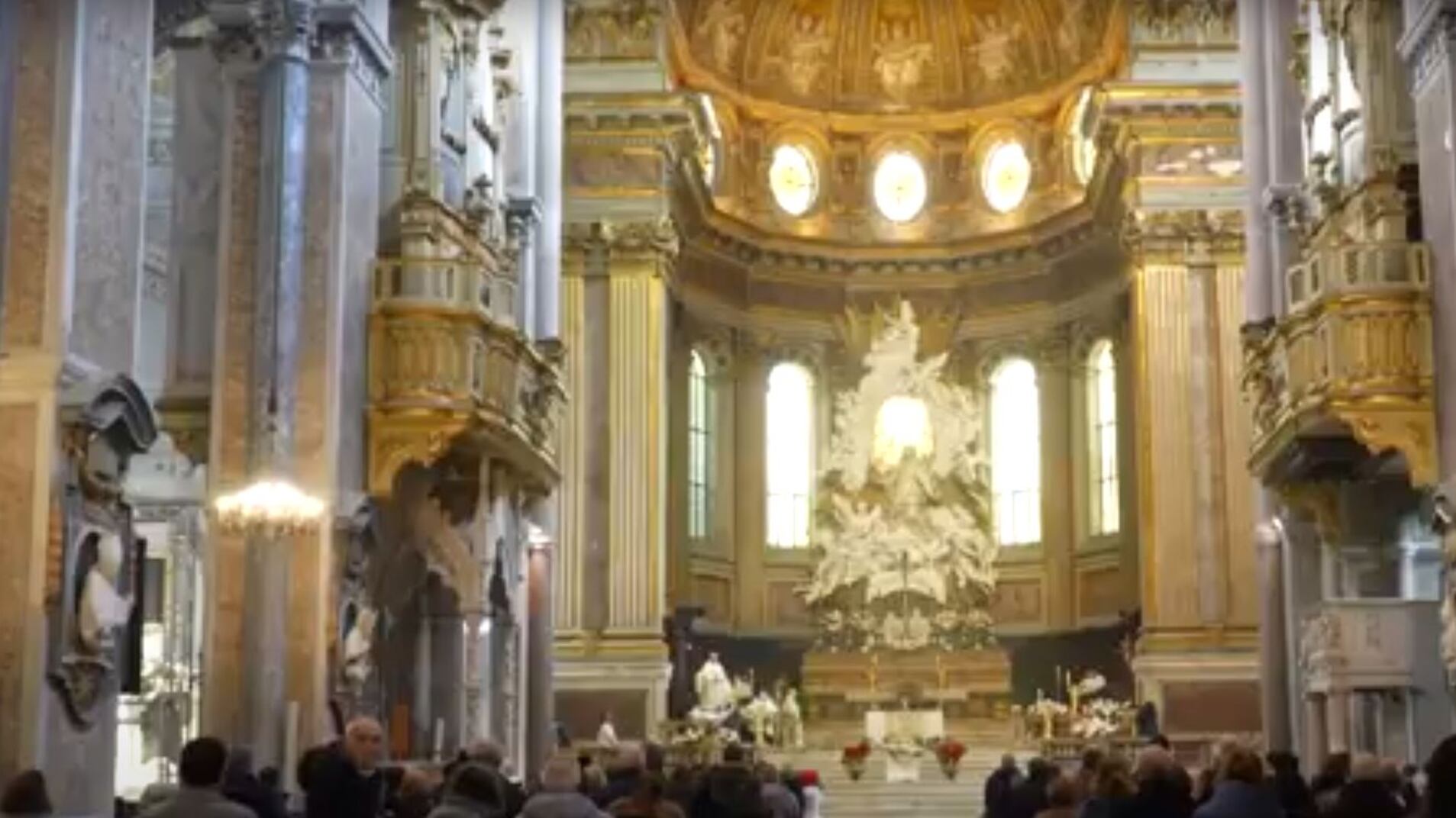 Il Te Deum arcobaleno del cardinale di Napoli