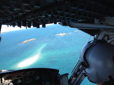 Dispersi su un'isola deserta, si salvano con un SOS sulla sabbia 3
