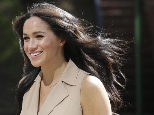 “Voleva solo aiutarla, ma la snobbò”. Nuove rivelazioni su Meghan a corte