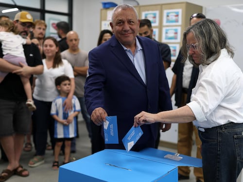 Chi è Gadi Eisenkot, l’ex generale che sfida Netanyahu: ha perso un figlio e due nipoti nella guerra a Gaza
