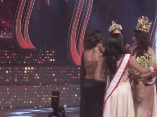 Finalissima delle miss finisce in mega rissa: lo strappo della corona