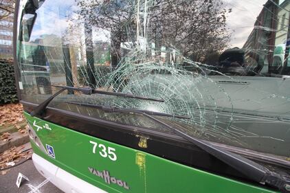 Violento scontro a Milano tra un camion dell'Amsa e un filobus Atm. Un uomo è in gravi condizioni 1