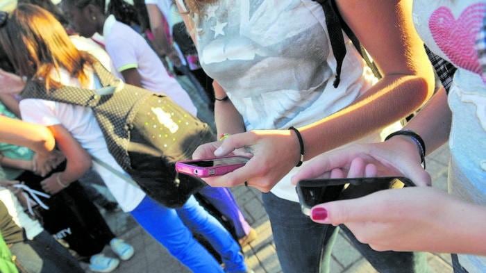 "Salviamo i giovani cervelli dai social". L'appello al governo (che studia il divieto)