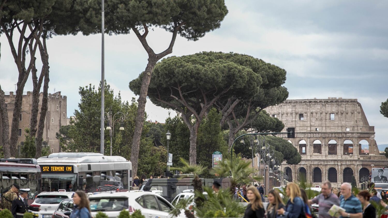 Degrado a Roma: stranieri fanno sesso in un cantiere in pieno giorno