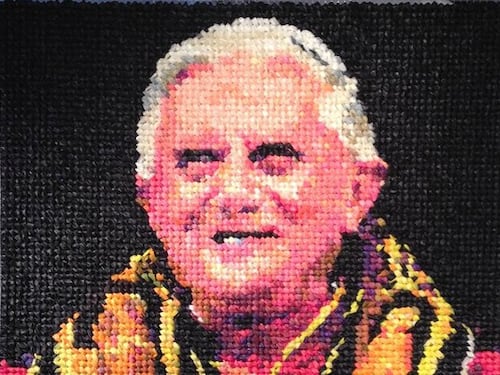 Ritratto di Benedetto XVI con i profilattici colorati: polemiche negli Usa