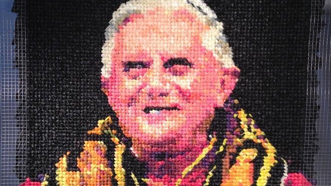 Ritratto di Benedetto XVI con i profilattici colorati: polemiche negli Usa